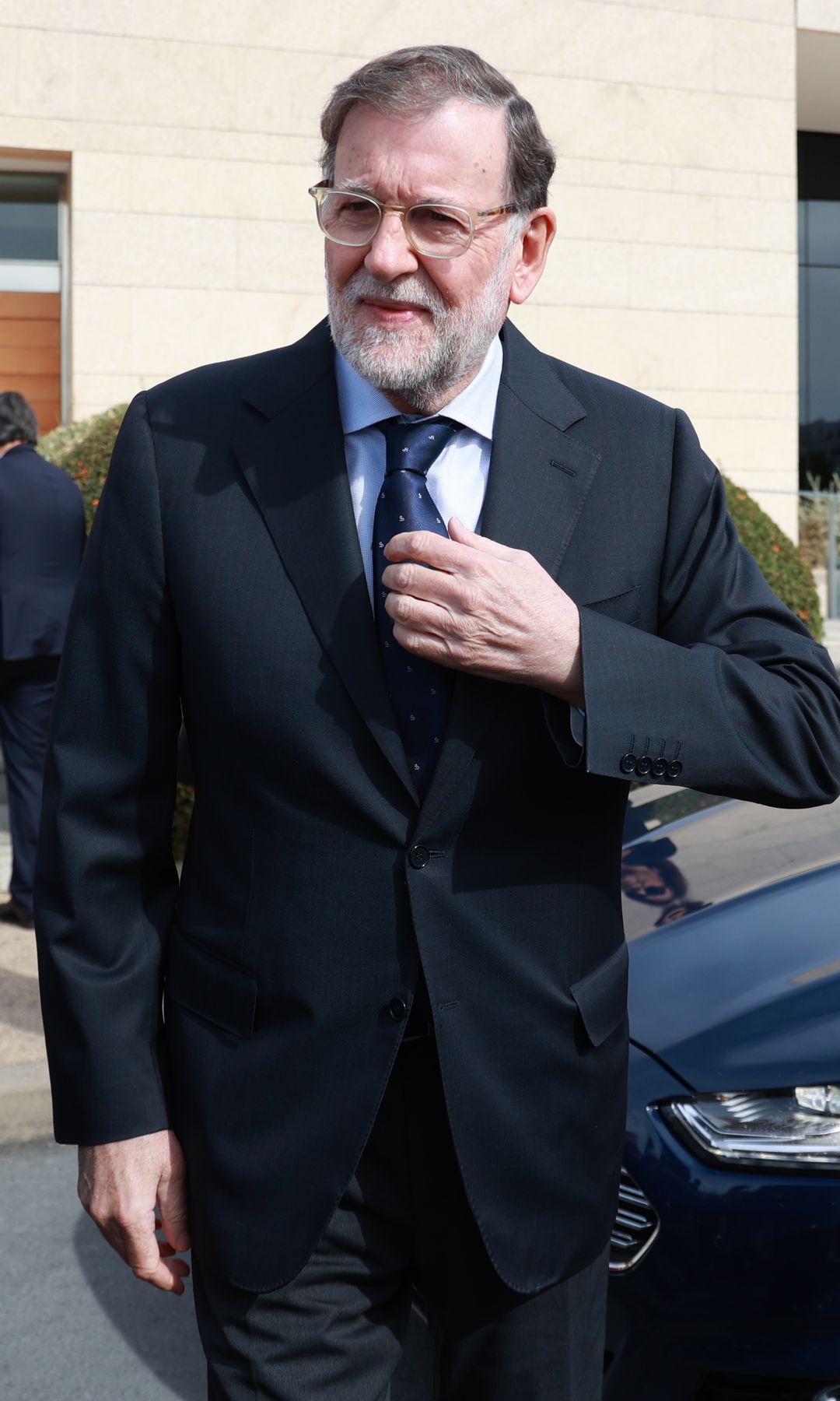 El expresidente del Gobierno, Mariano Rajoy, atiende a los medios a su llegada al tanatorio de Huelva para dar el último adiós a Fátima Báñez