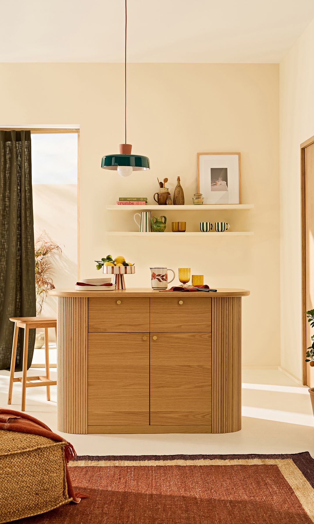 Rincón de café en casa con mueble a modo de isla o bar