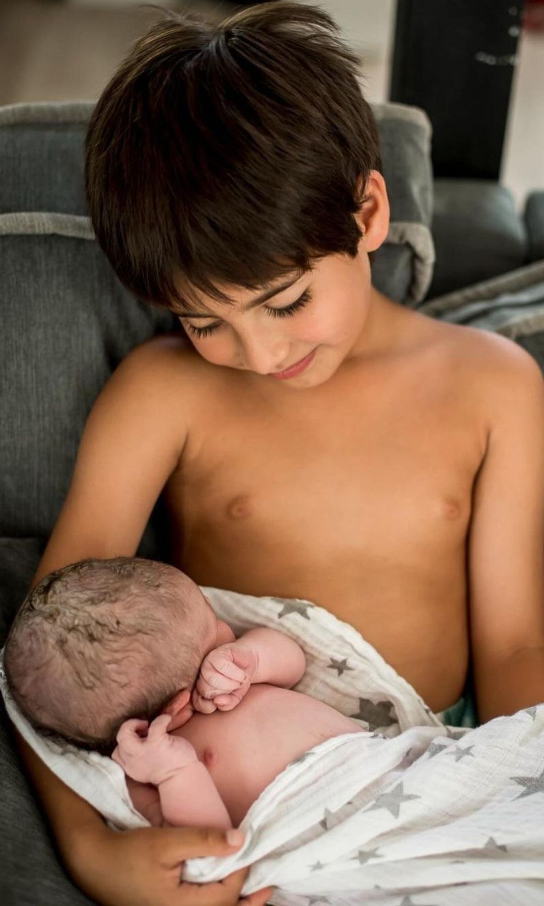 Marcelo con su hermanito, el pequeño Milo