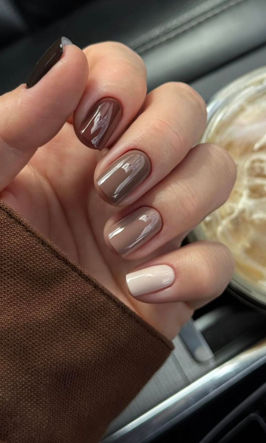 Manicura en diferentes tonos neutros