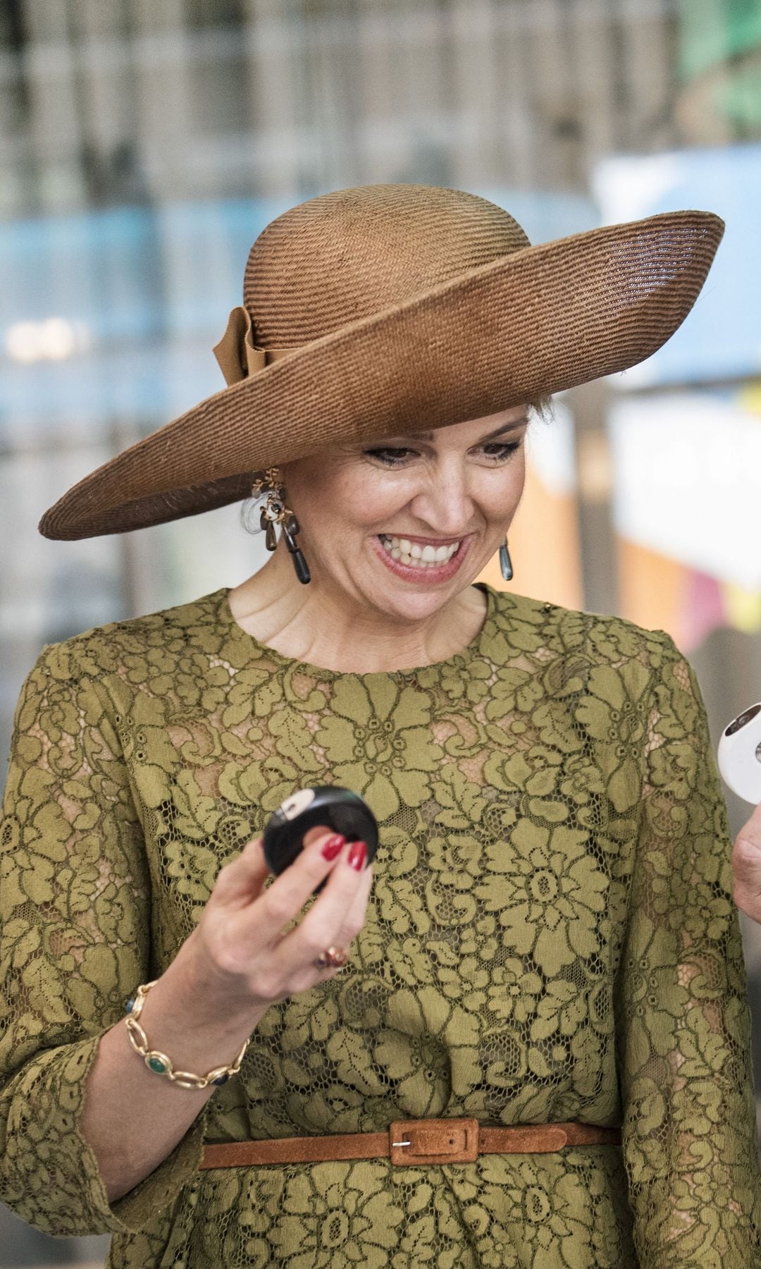 Máxima de Holanda con pendientes Gipsy de Ole Lynggaard 