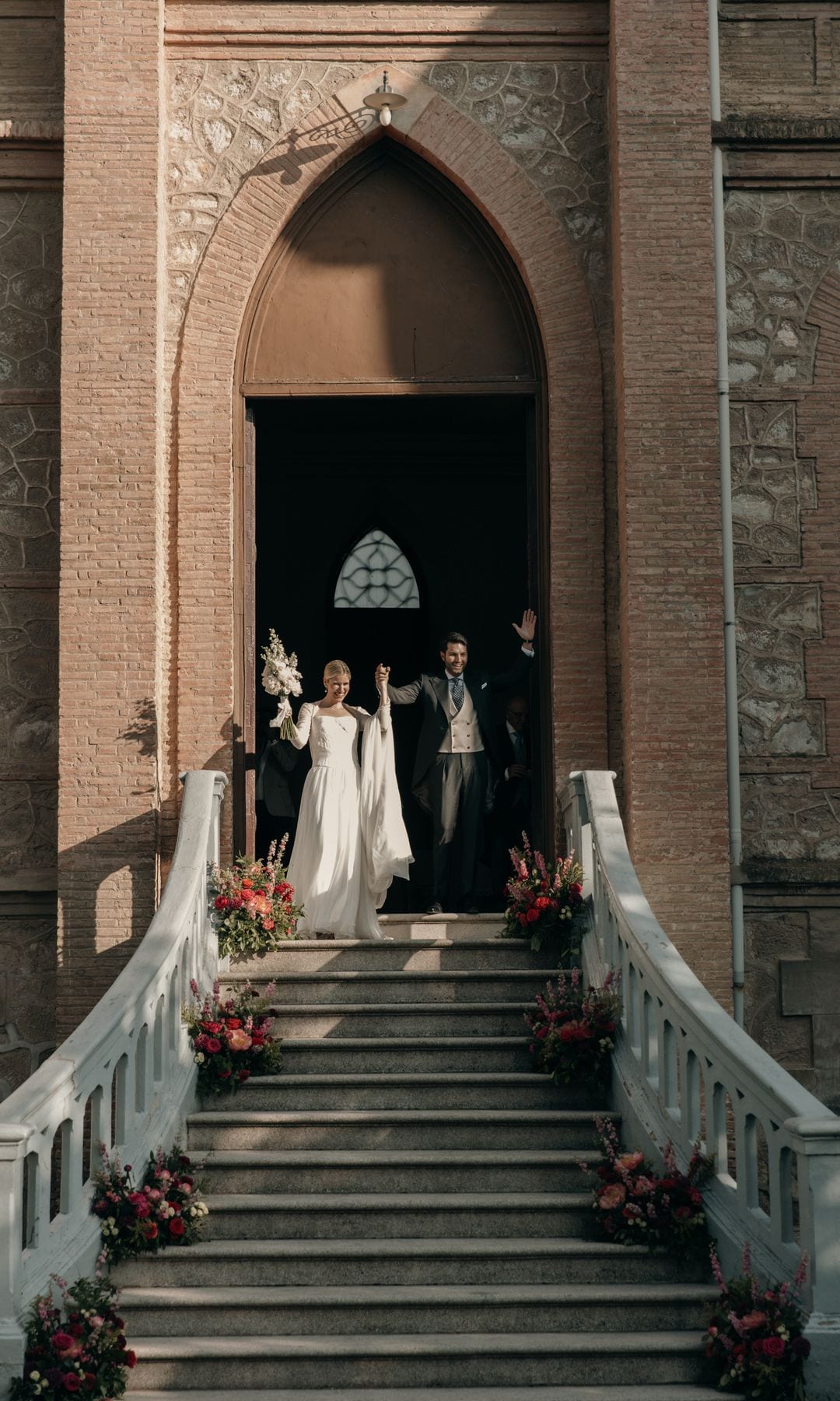 Vestido de novia con capa desmontable