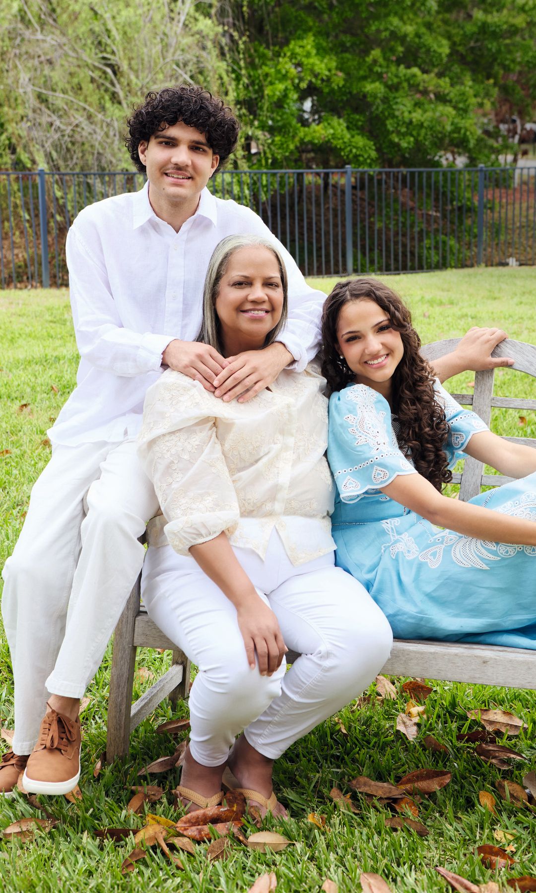 Ronna Keitt, la viuda del doctor Iglesias Puga, posa con sus hijos, Jaime y Ruth, que hablan por primera vez para “¡HOLA!”: de su historia de superación a su relación con Julio Iglesias