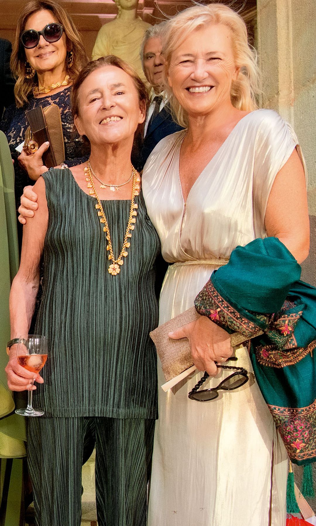 Ana Duato con una de las invitadas a la boda