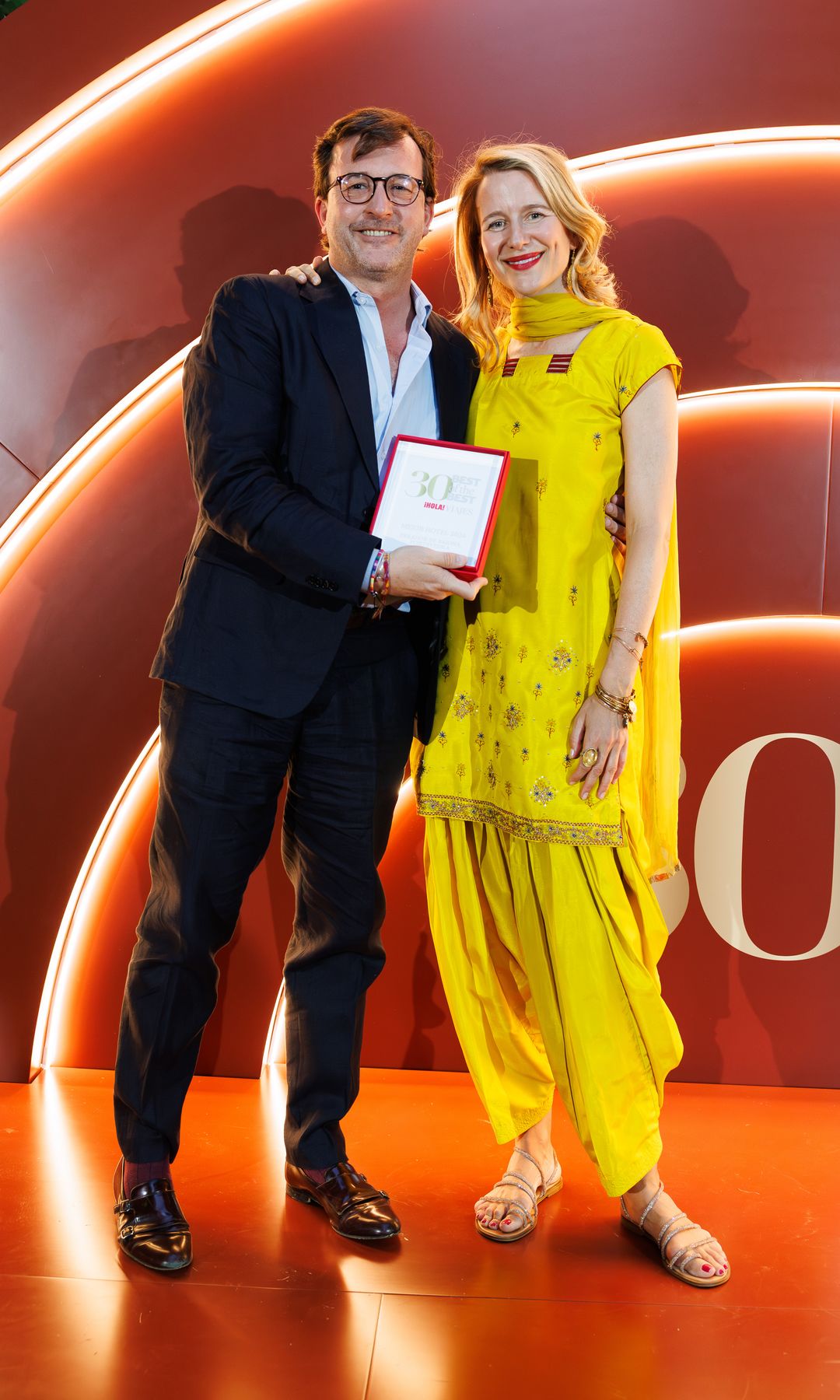 María de León entrega el premio a Ricardo Mar, Secretario general de Paradores