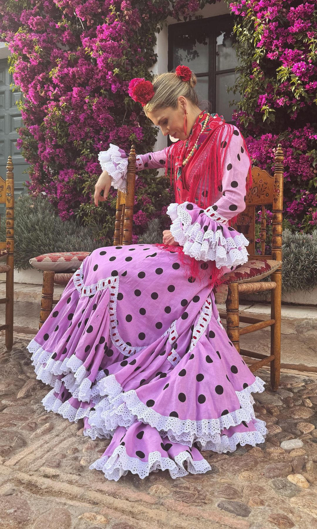 Manuela Villena con traje de lunares en El Rocío