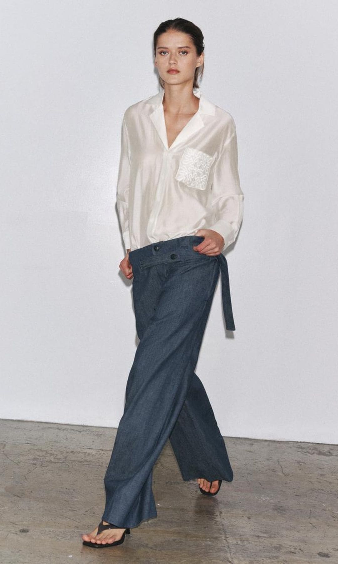 camisa blanca con bolsillo bordado