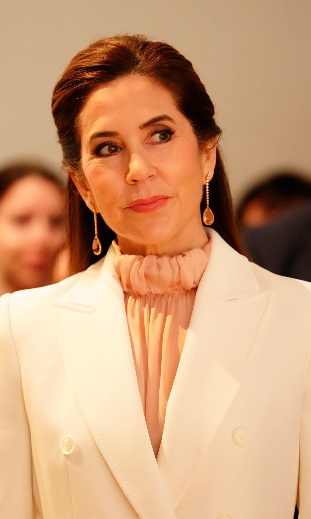 Mary de Dinamarca con traje blanco en Lituania