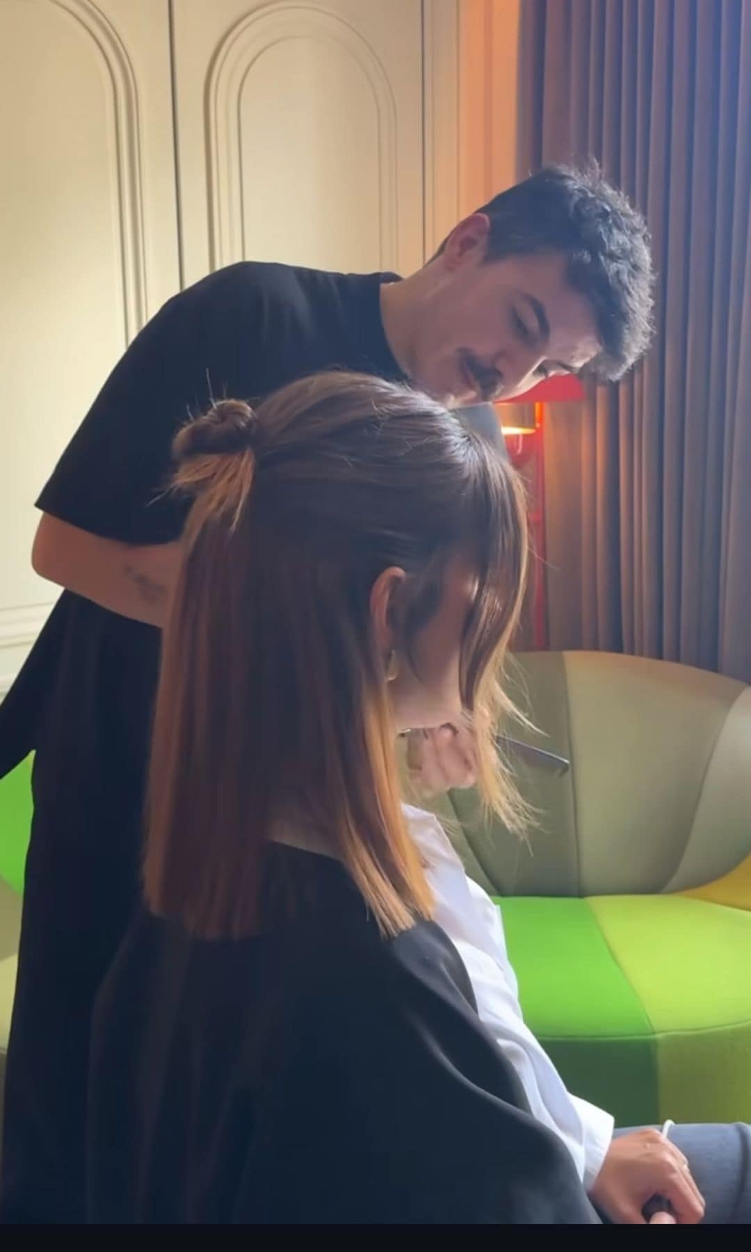 María Pombo se corta el pelo