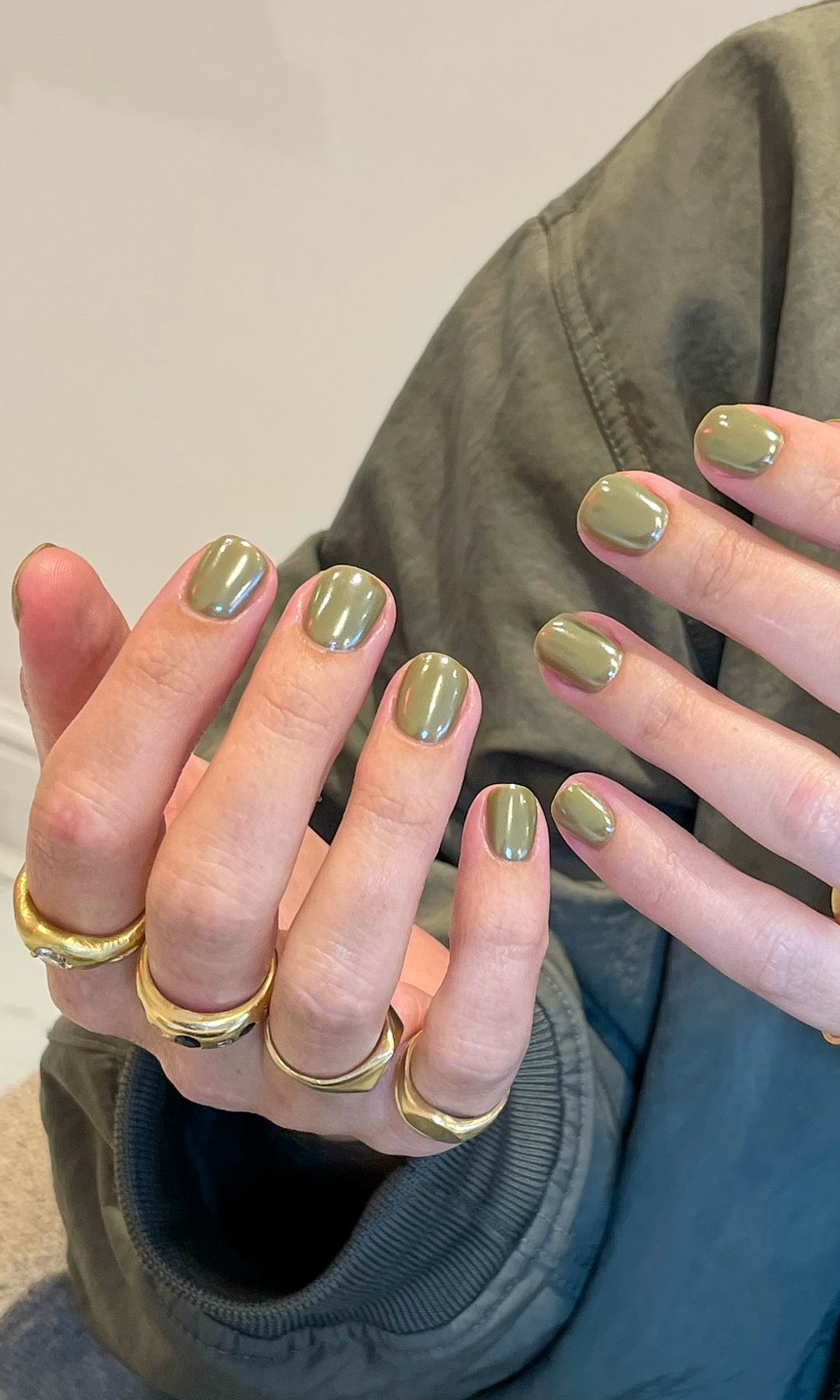 Manicura cromada en color verde