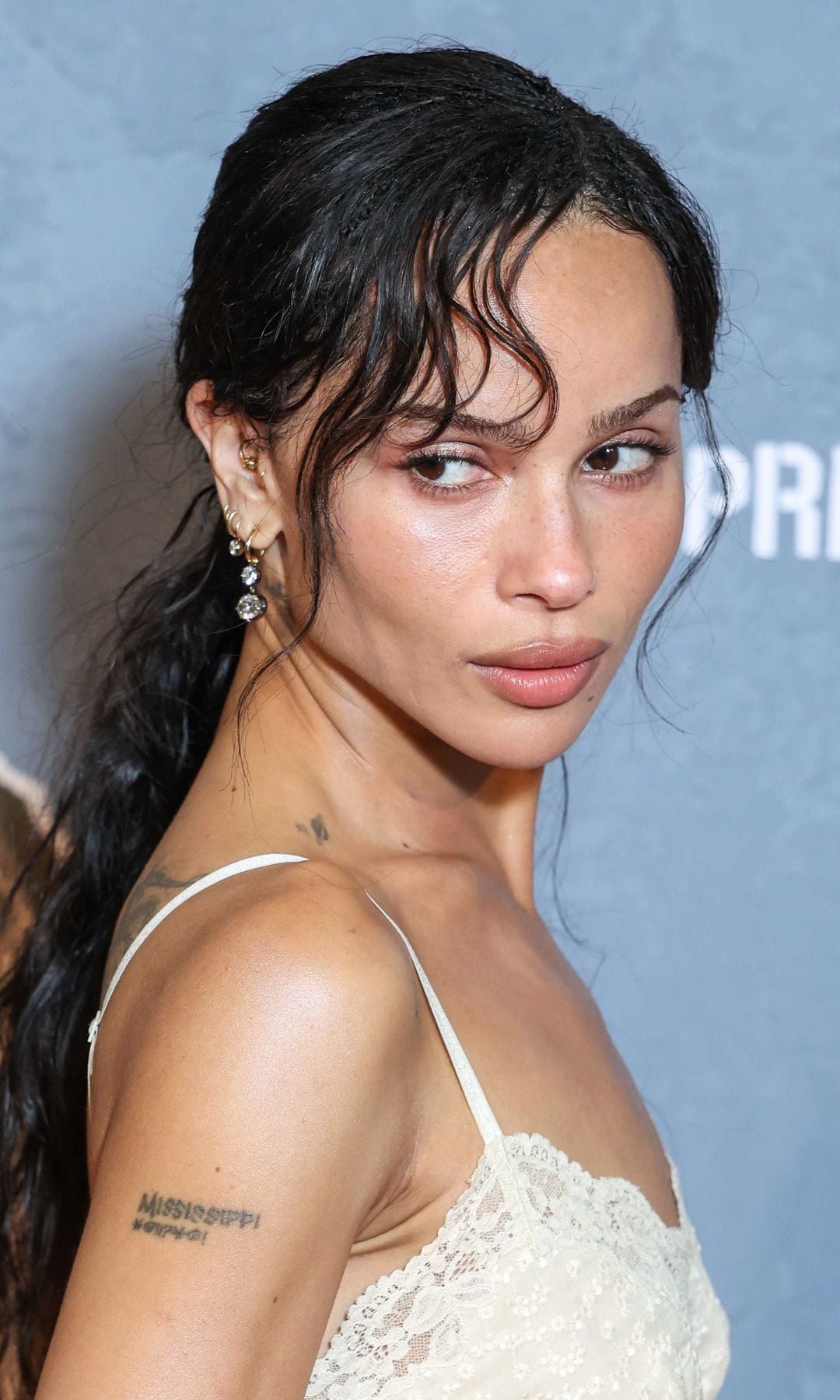 Zoë Kravitz el día de ayer con un look "after rain" 