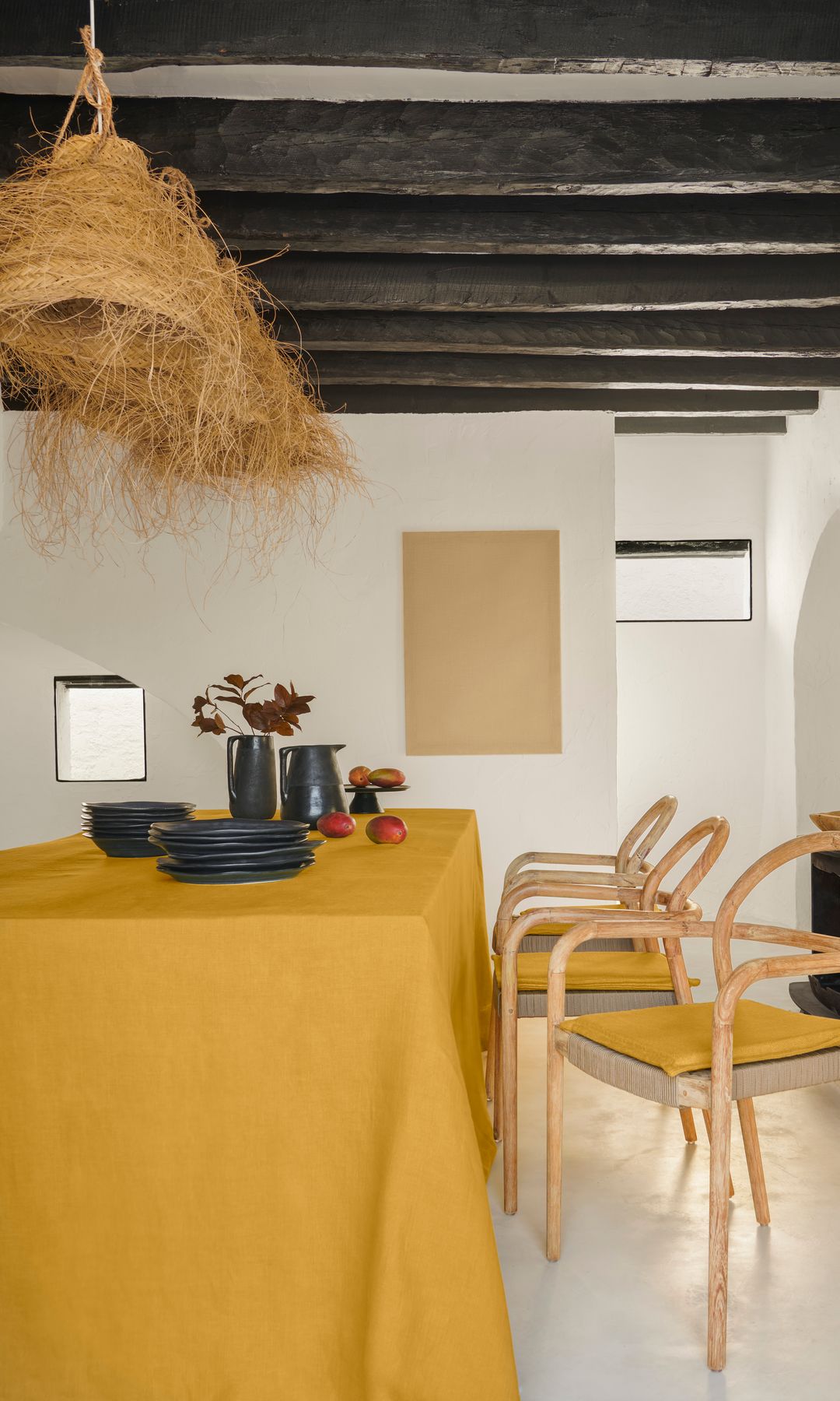 Comedor decorado con mantel amarillo