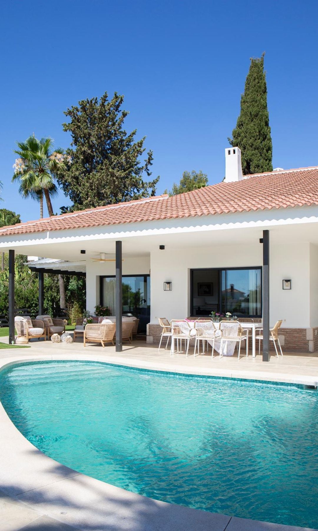 Exterior de la casa con piscina