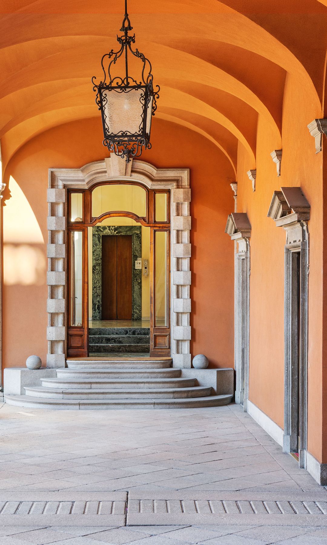 La entrada al palacio Borromeo a plena luz del día