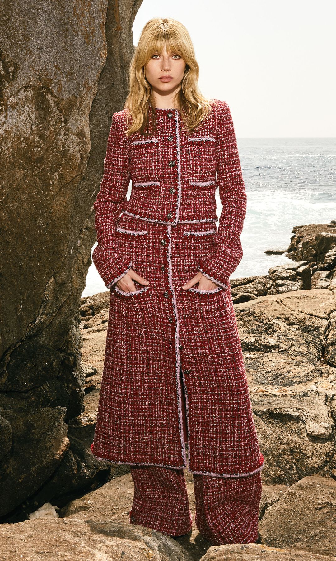 Contra el frío, tweed: Este tejido de lana es perfecto para un look a prueba de bajas temperaturas, pero cargado de sofisticación. Sobre estas líneas, nuestra protagonista posa con chaqueta, pantalón y falda abotonada, todo en tweed, de Chanel