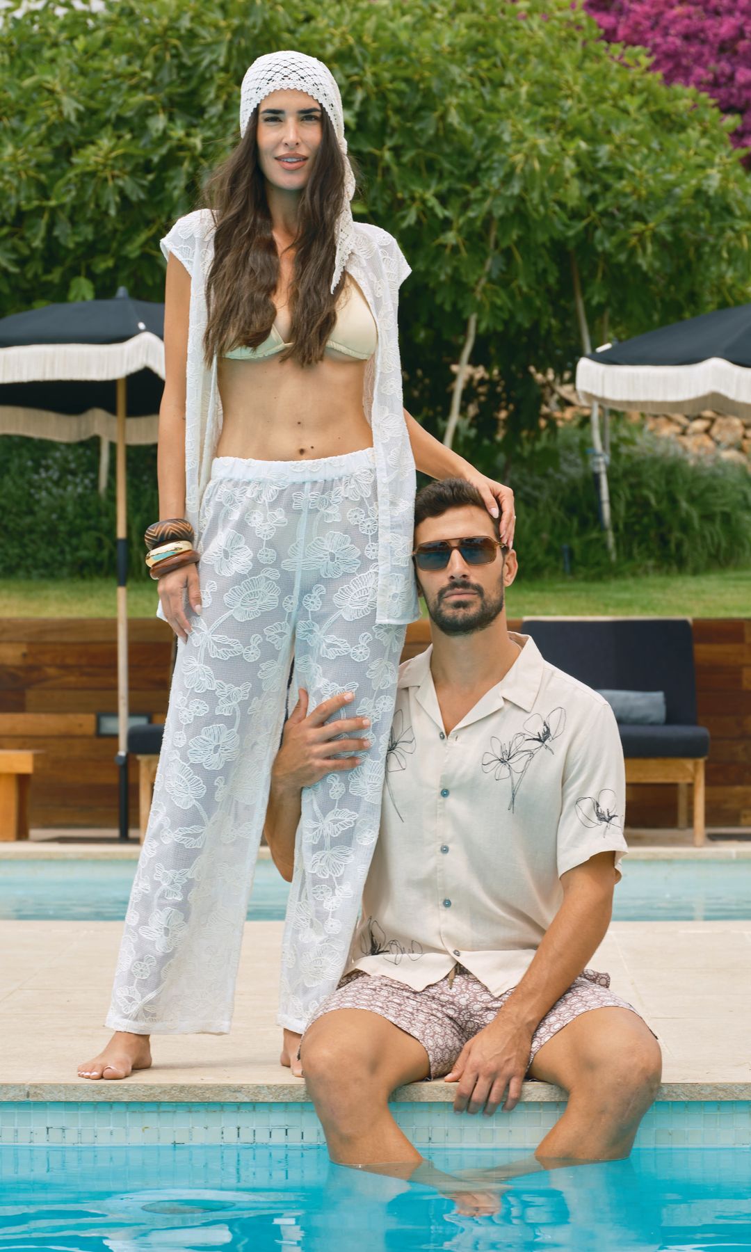 La presentadora lleva bikini y conjunto de encaje de Calzedonia y pañuelo de crochet de Zara, y su prometido, camisa de Mango, bañador de MC2 Saint Barth y gafas de Dolce & Gabbana