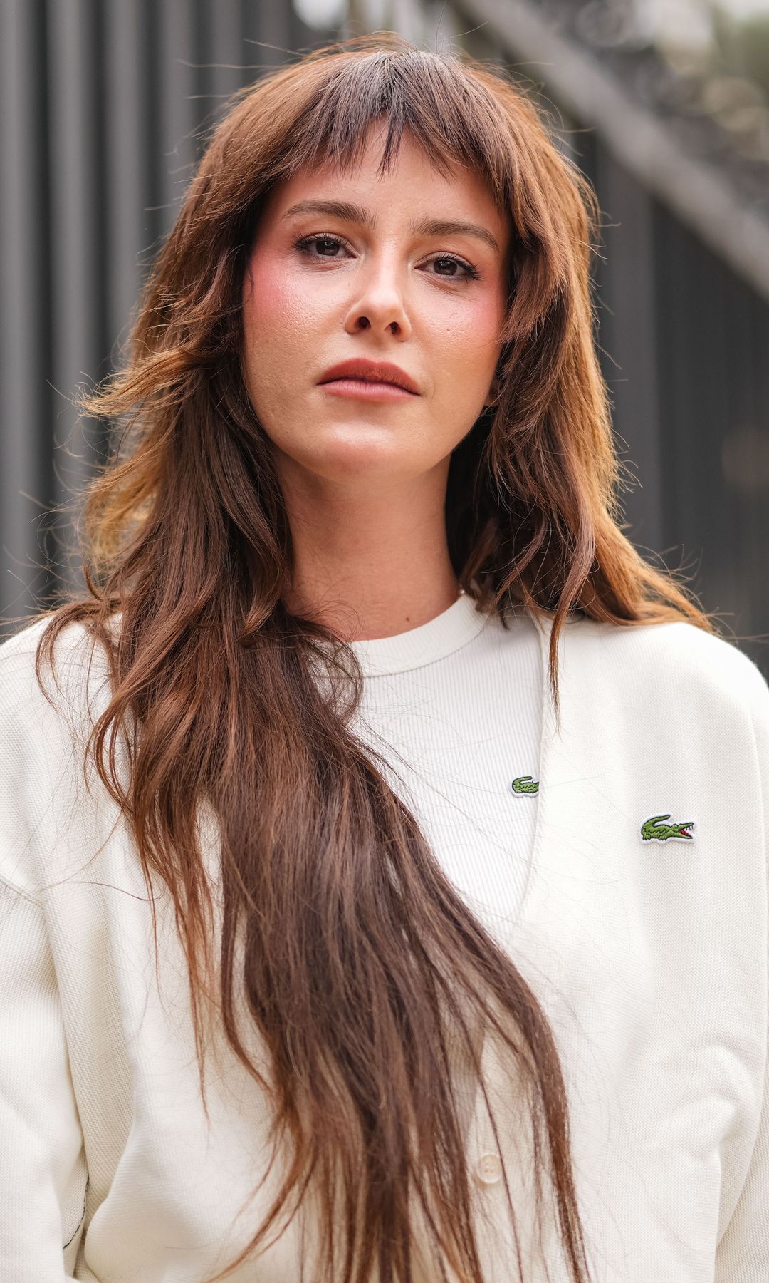  Mujer con pelo largo a capas