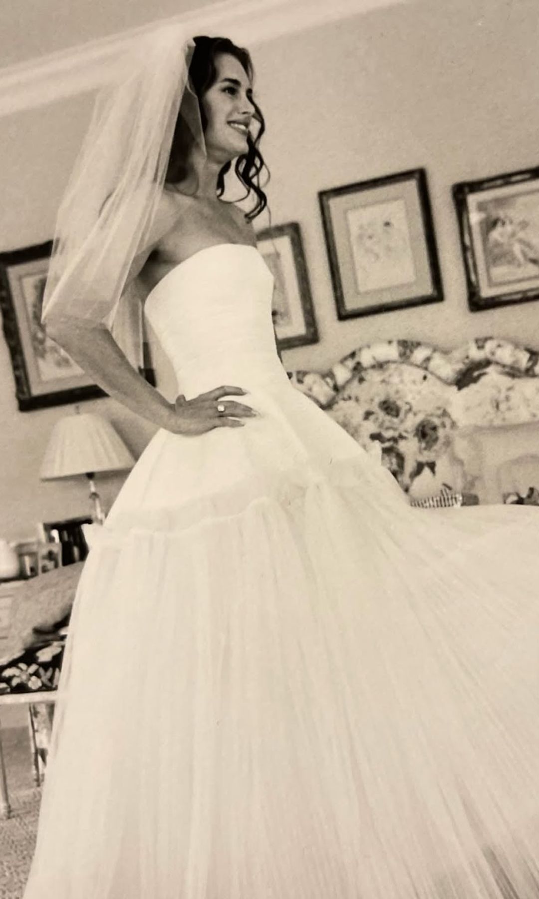 Brooke Shields celebra su 25º aniversario de casada con Chris Henchy a través de una emotiva y especial publicación en Instagram.