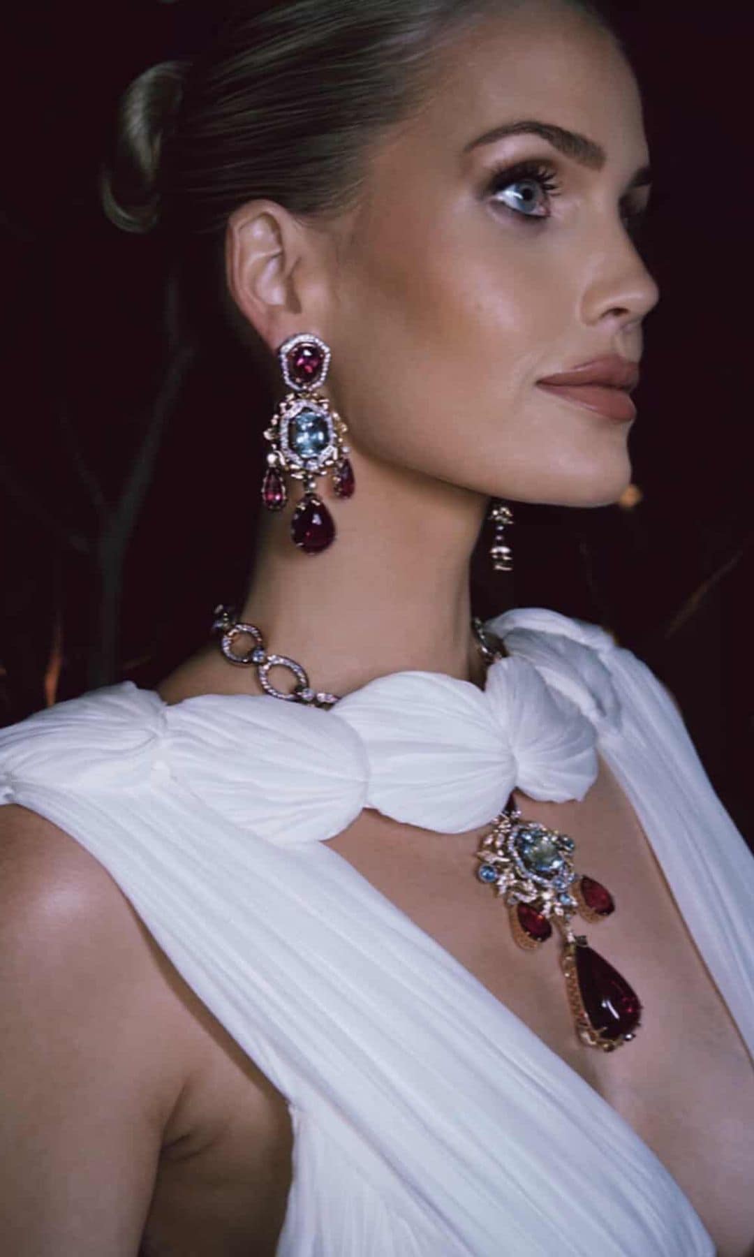 Lady Kitty Spencer deslumbra en Brasil con su vestido de diosa griega y Alta Joyería inspirada en la Antigua Roma