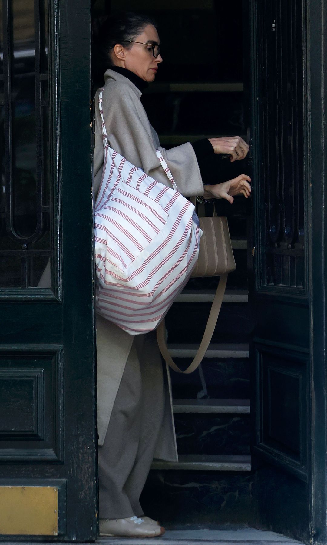 Paz Vega entrando y saliendo de su domicilio familiar para trasportar algunos enseres y dar paso a su nueva etapa como separada