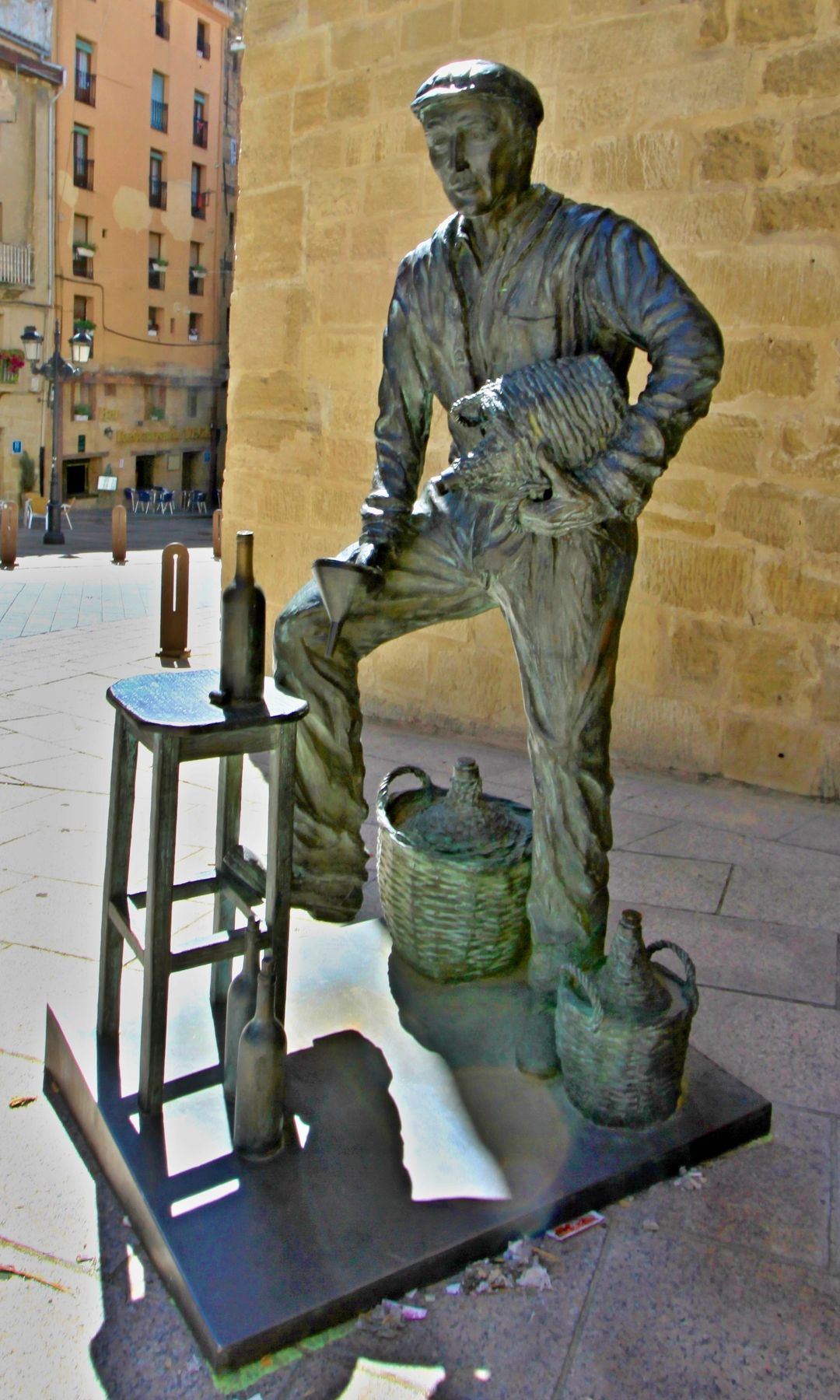 Escultura alusiva al mundo del vino, Haro, La Rioja