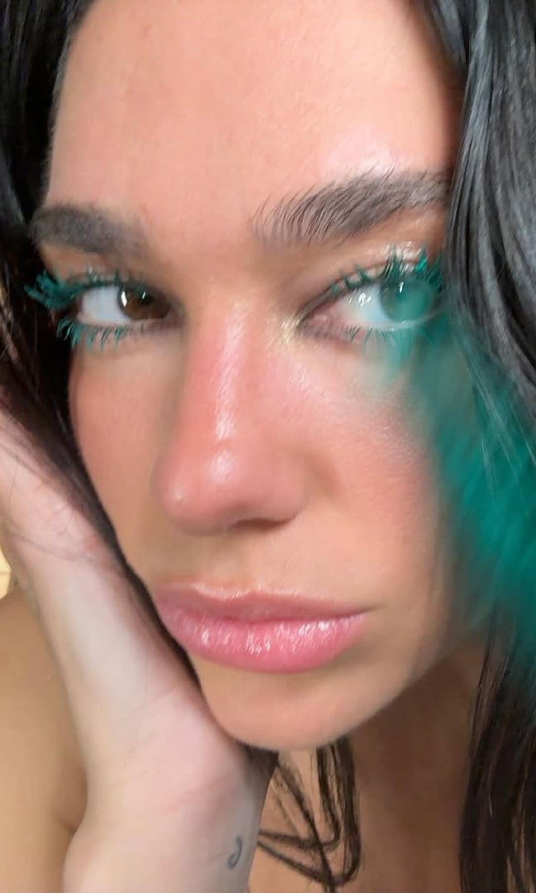 Dua Lipa máscara de pestañas