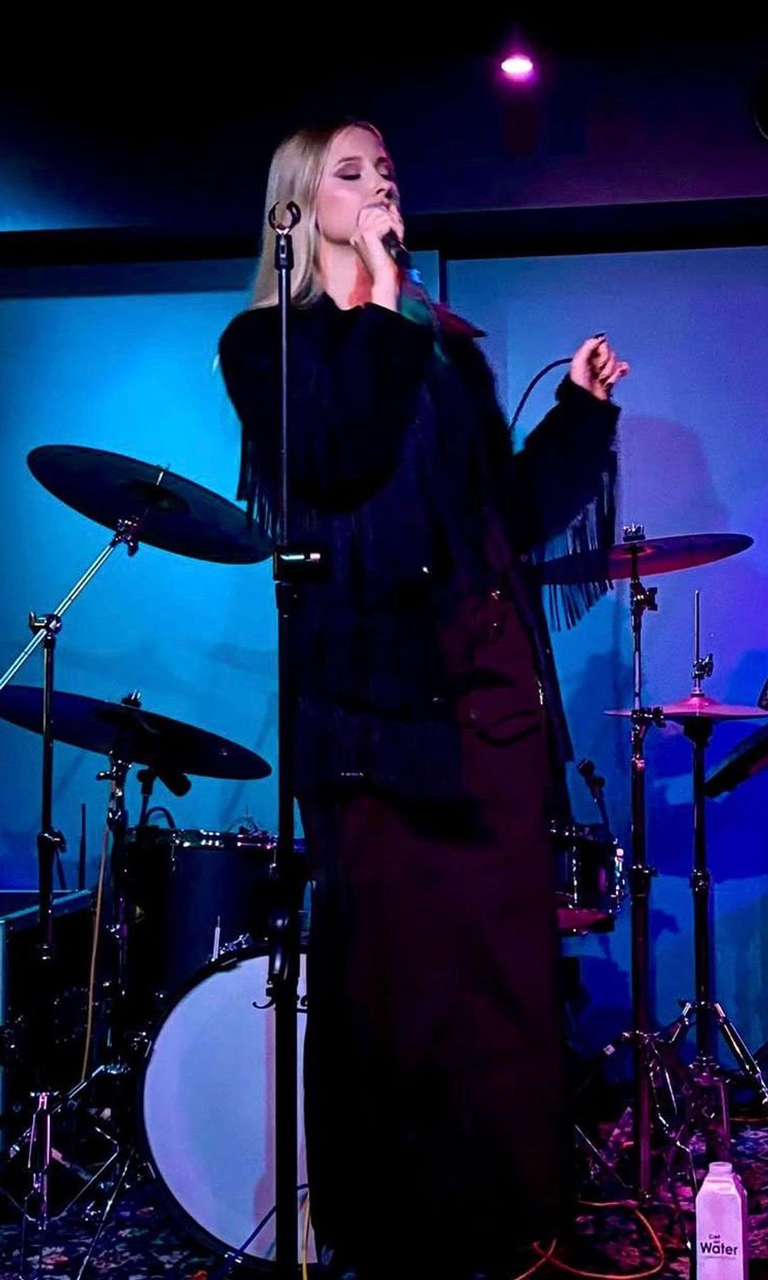 Isabel Getty cantando sobre el escenario