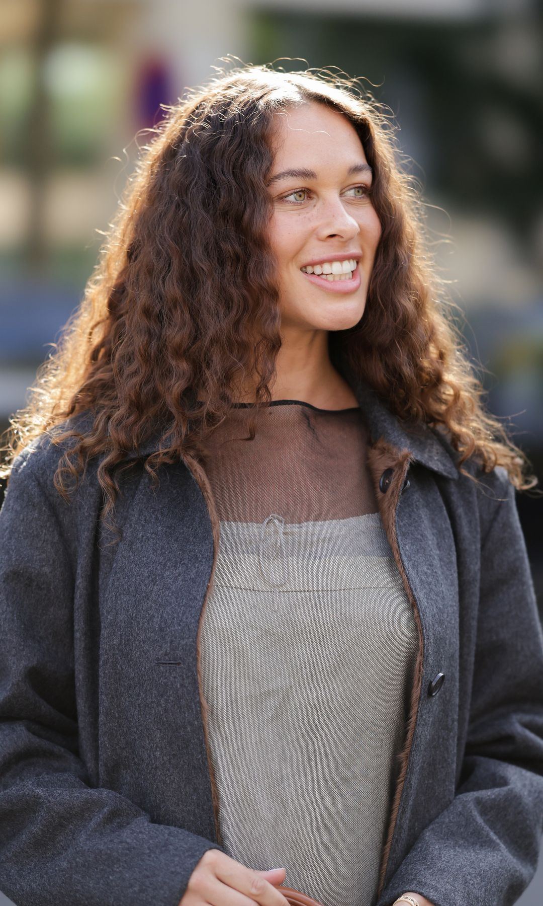  Mujer con cabello rizado