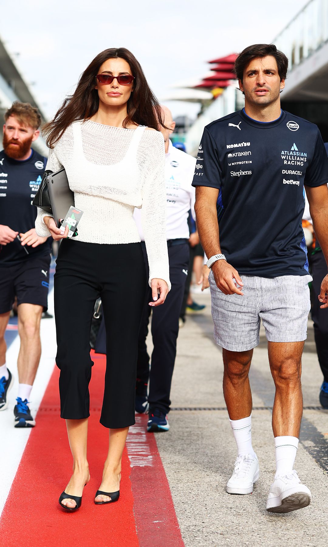 Rebecca Donaldson y Carlos Sainz en el paddock en el circuito de Texas de 2025
