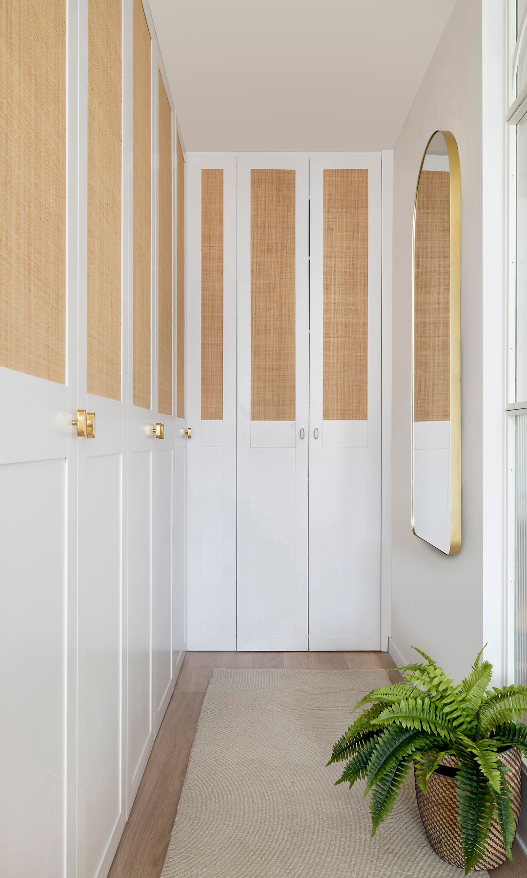 Vestidor con puertas en madera y rejilla de ratán