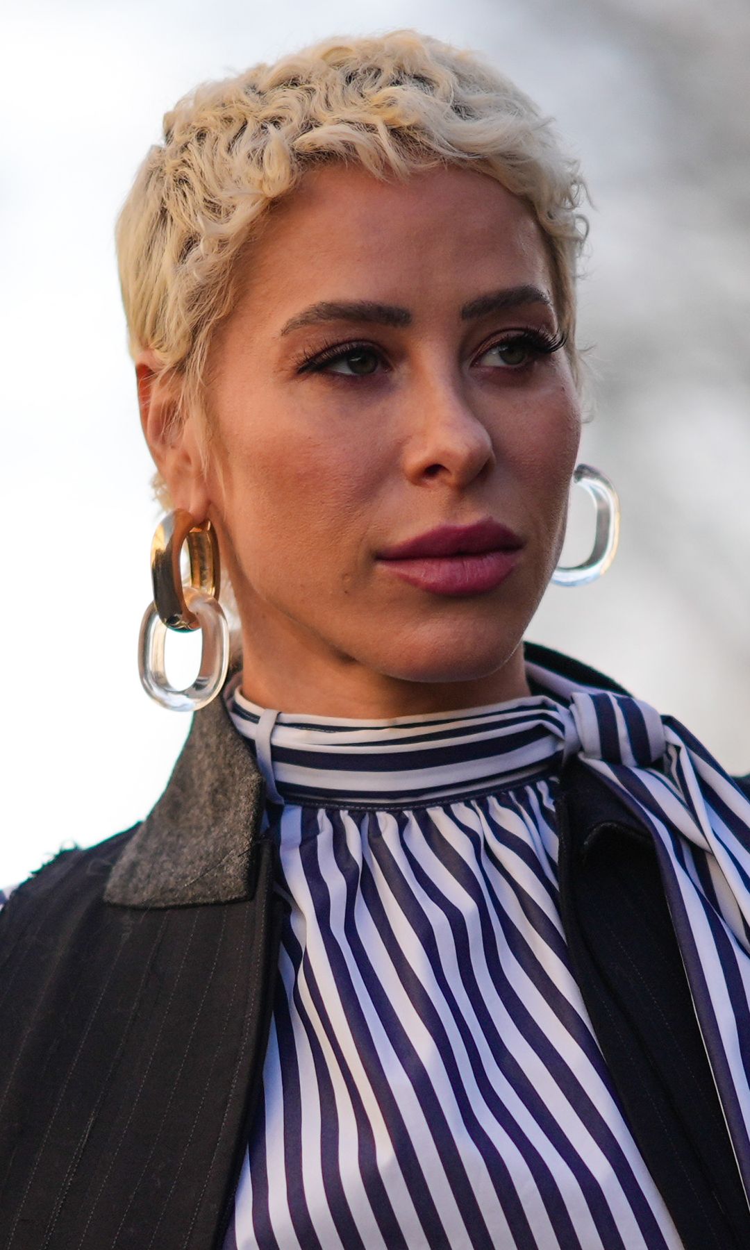  Mujer con  cabello corto rubio
