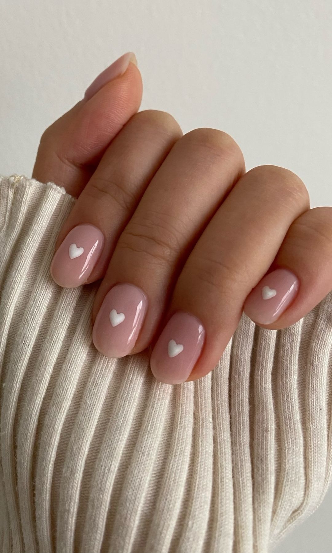 Manicura de corazones minimalista