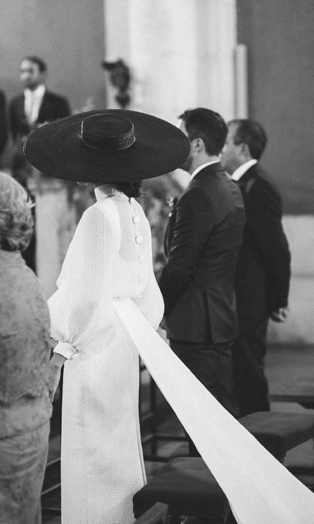 Vestido con blusa y cola desmontable de Luis Infantes