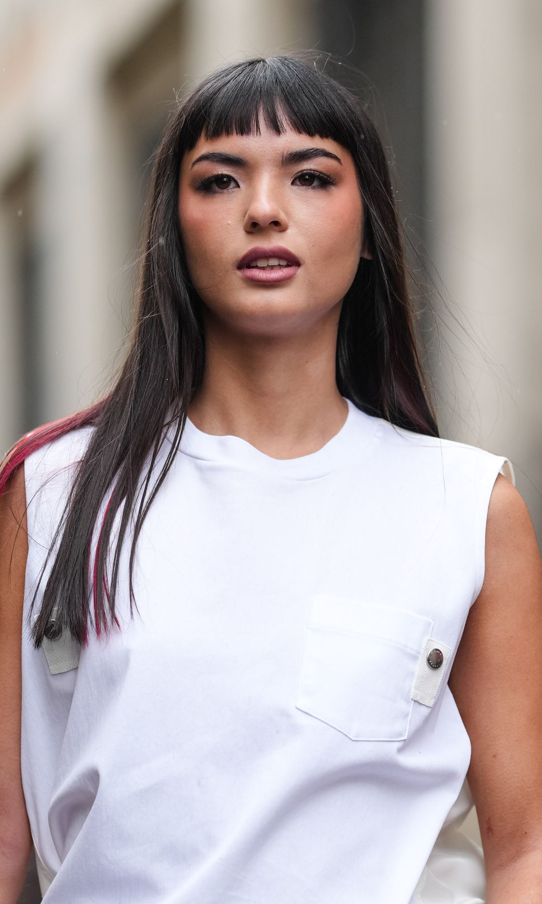  Mujer con cabello largo y liso