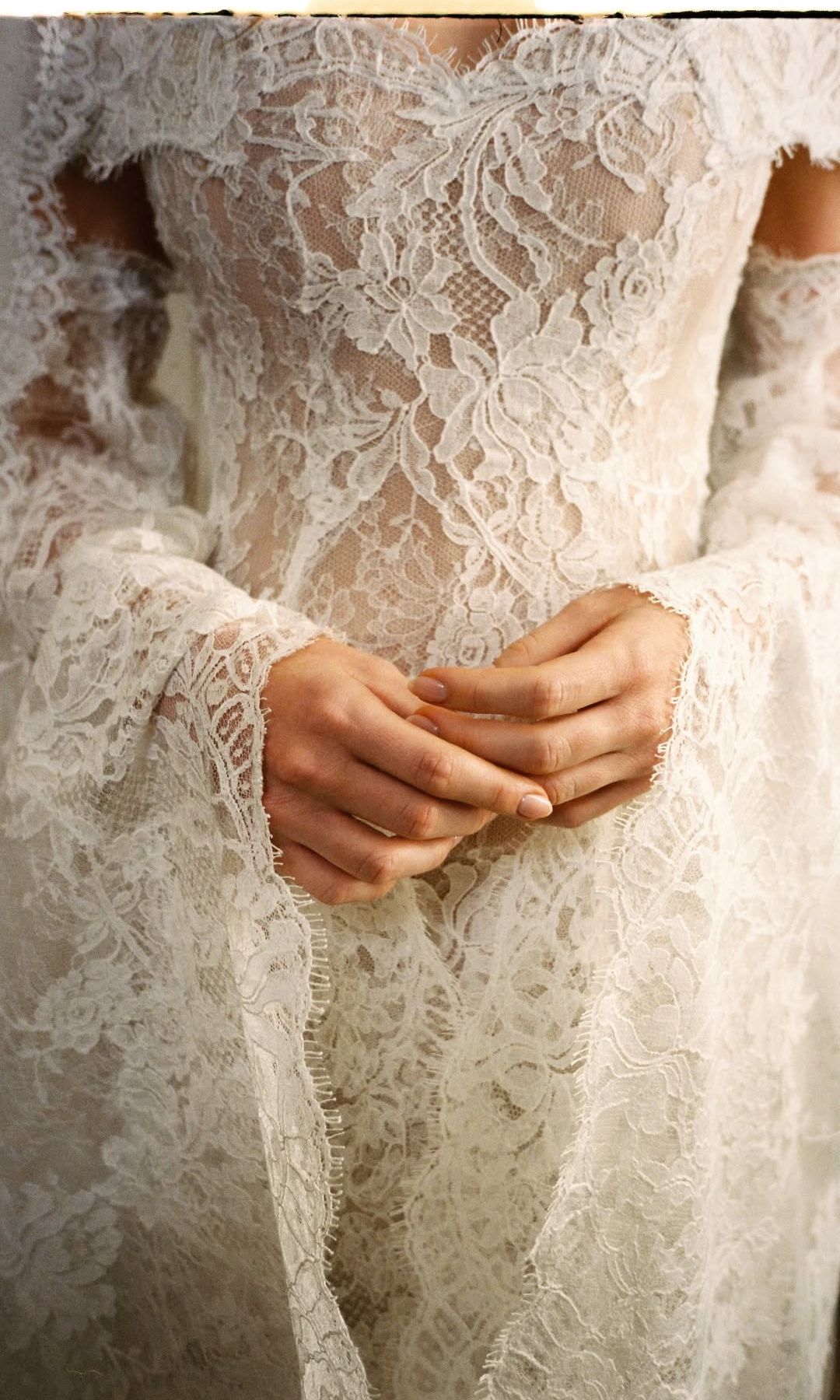Stella Banderas ha compartido nuevas imágenes de su vestido de novia, un diseño de encaje creado junto a la firma Rodarte, con escote corazón, hombros descubiertos y delicadas mangas largas