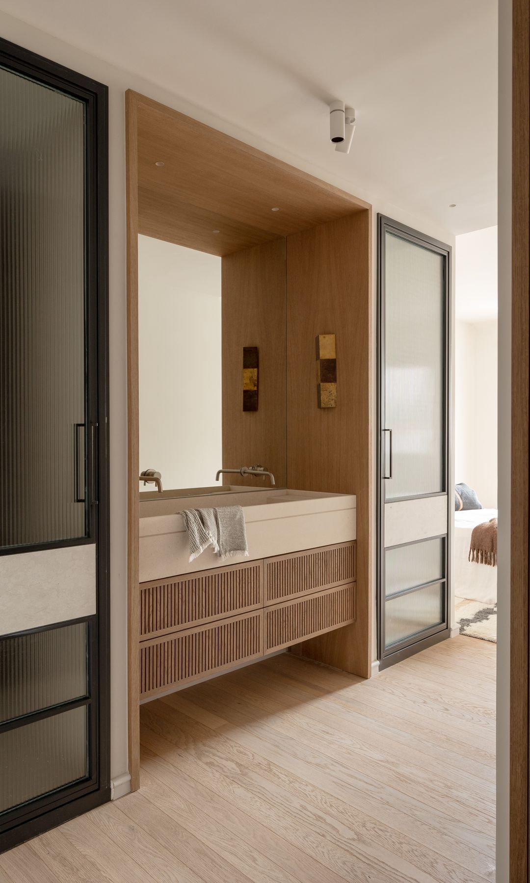 Baño compartimentado con cabinas