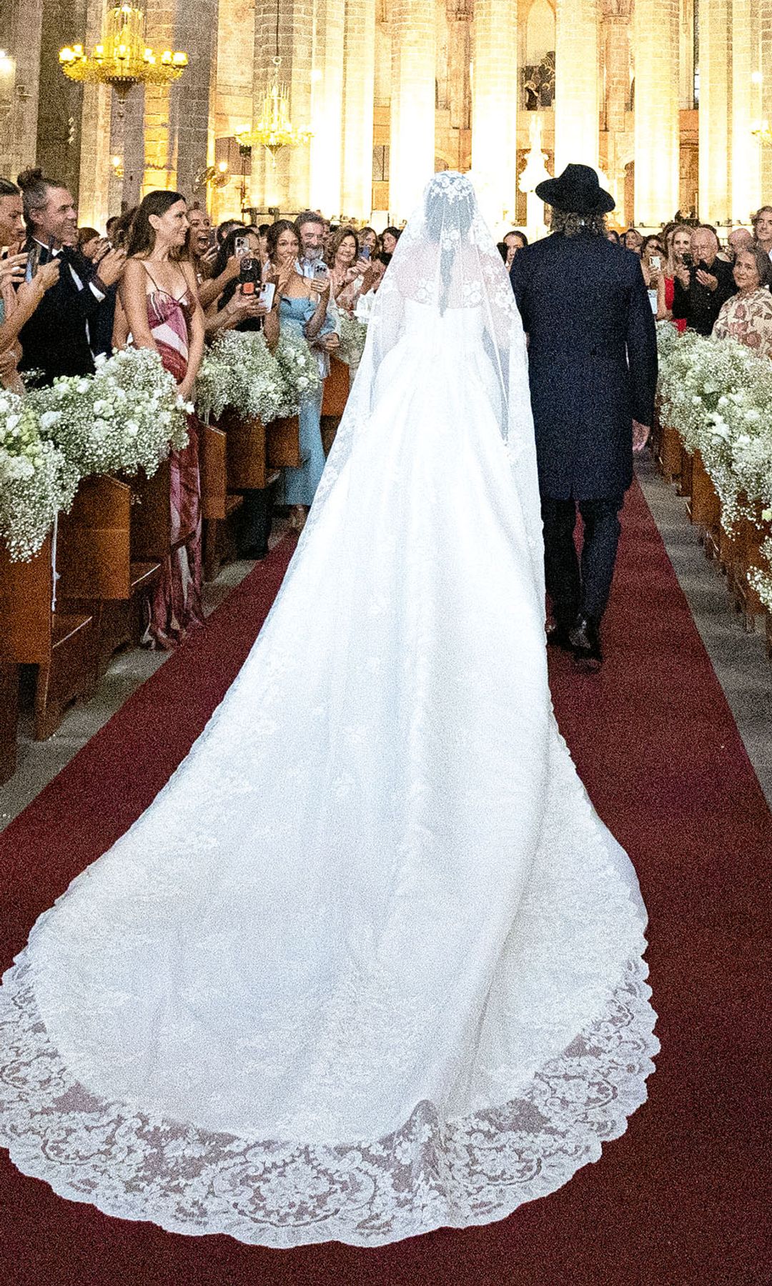 Una imagen de Giulia Sagliocco caminando hacia el altar del brazo de su padre