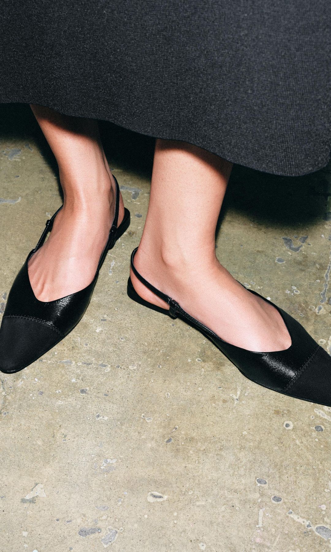 Zapato destalonado en piel en color negro, de Zara