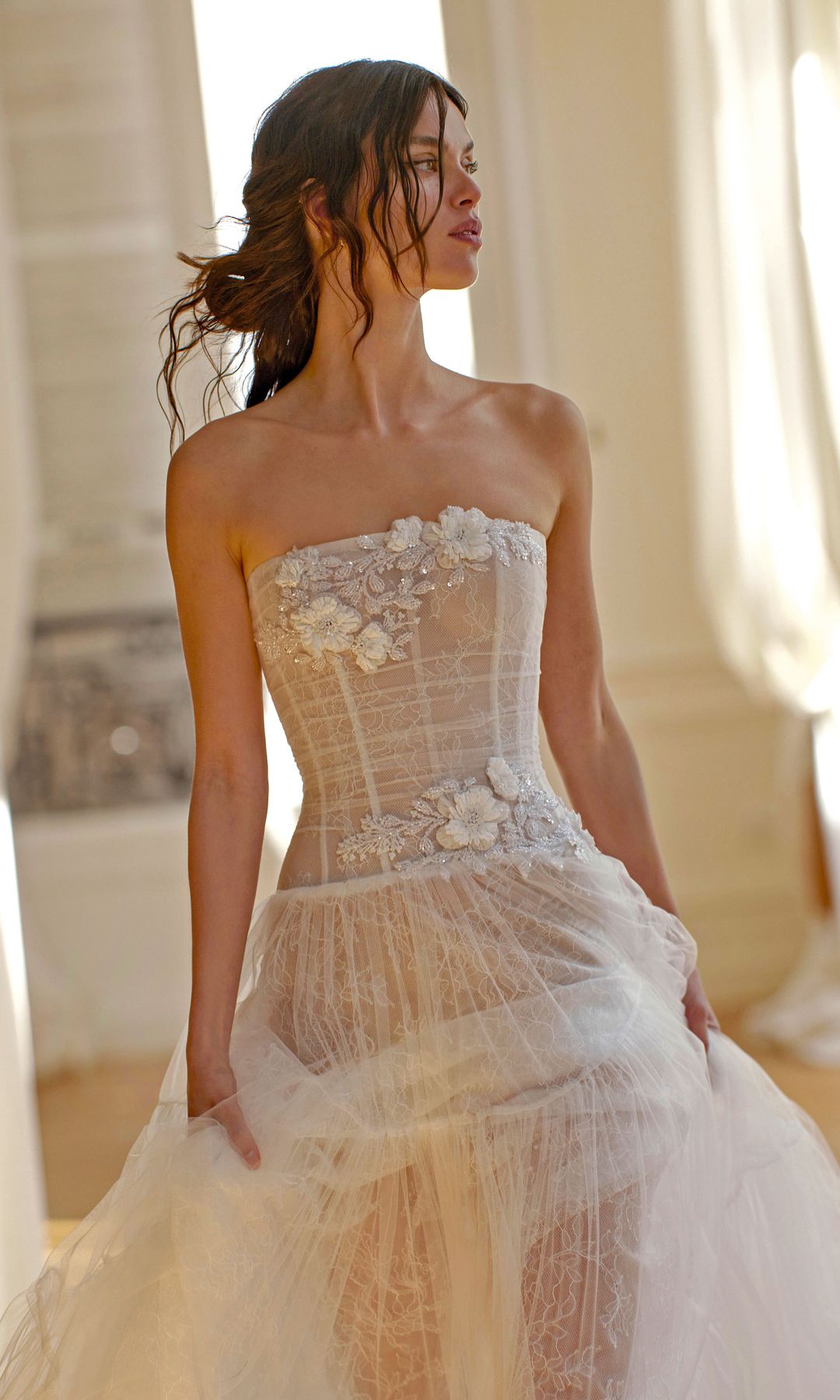Mujer vestida de novia con un diseño de lo más exuberante
