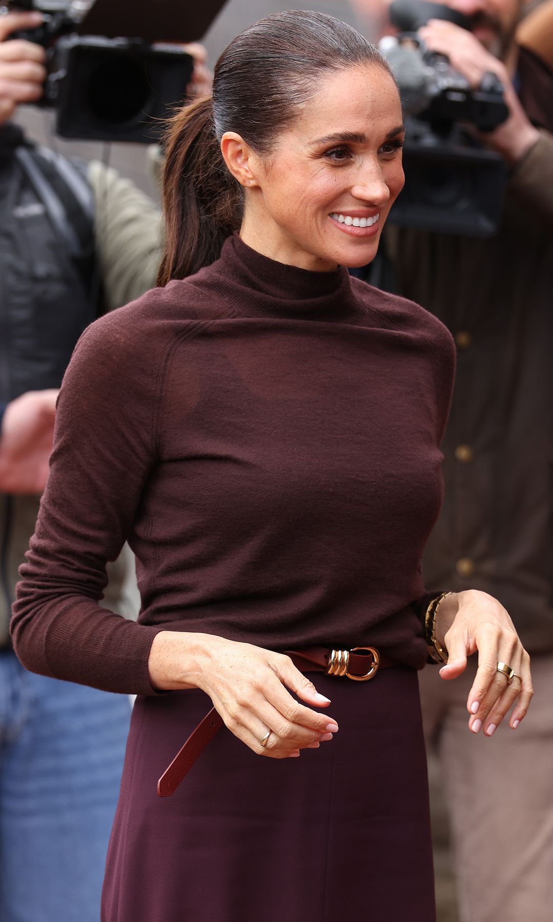 Meghan Markle en Nottingham con look burdeos y manicura rosa claro
