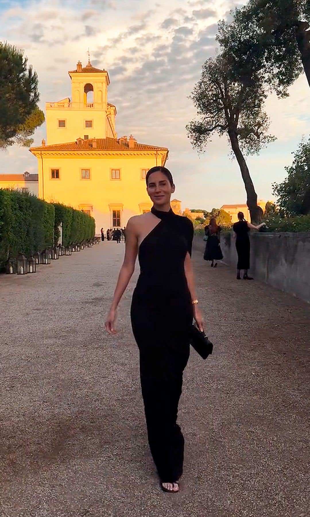 Gala González en Roma con vestido negro de Dior