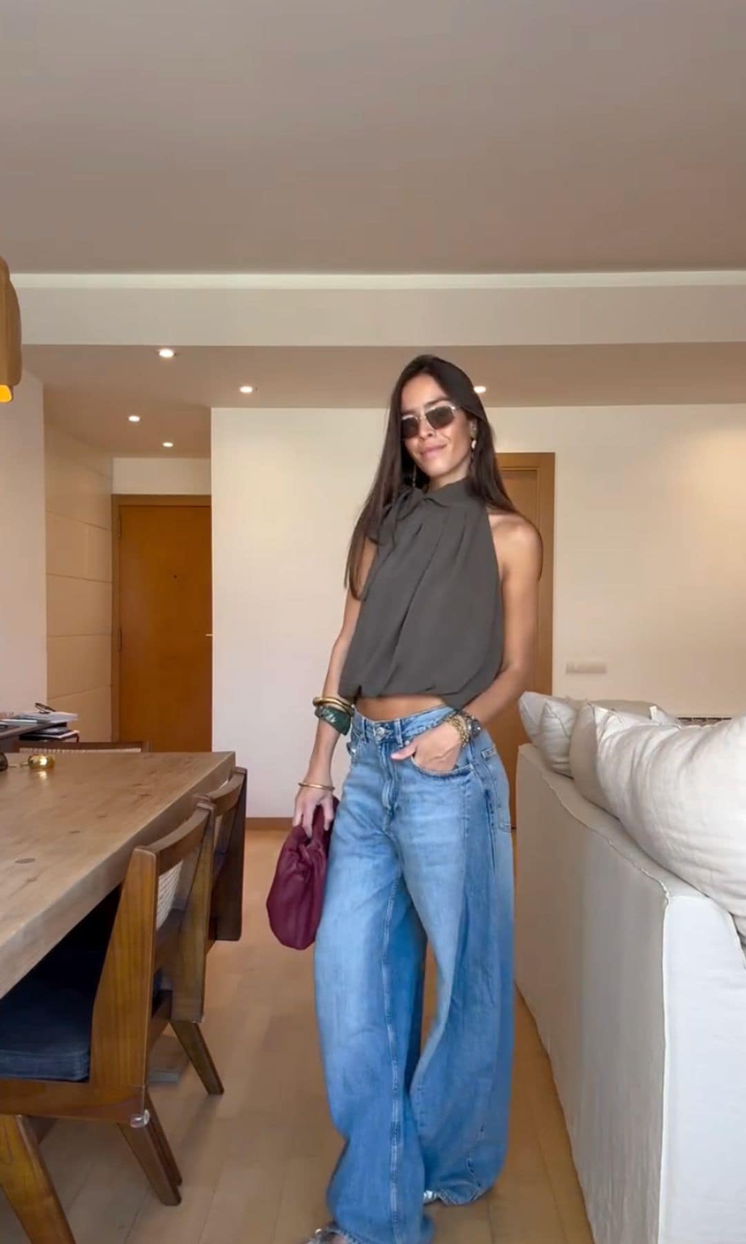 ¡HOLA! Fashion 5 looks de María Alcalde con pantalones vaqueros anchos