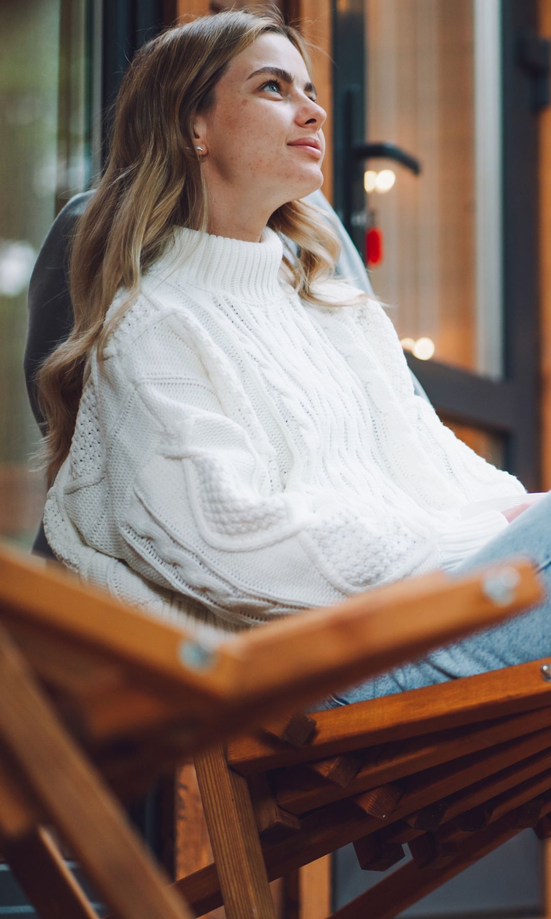 Mujer tranquila en modo contemplativo