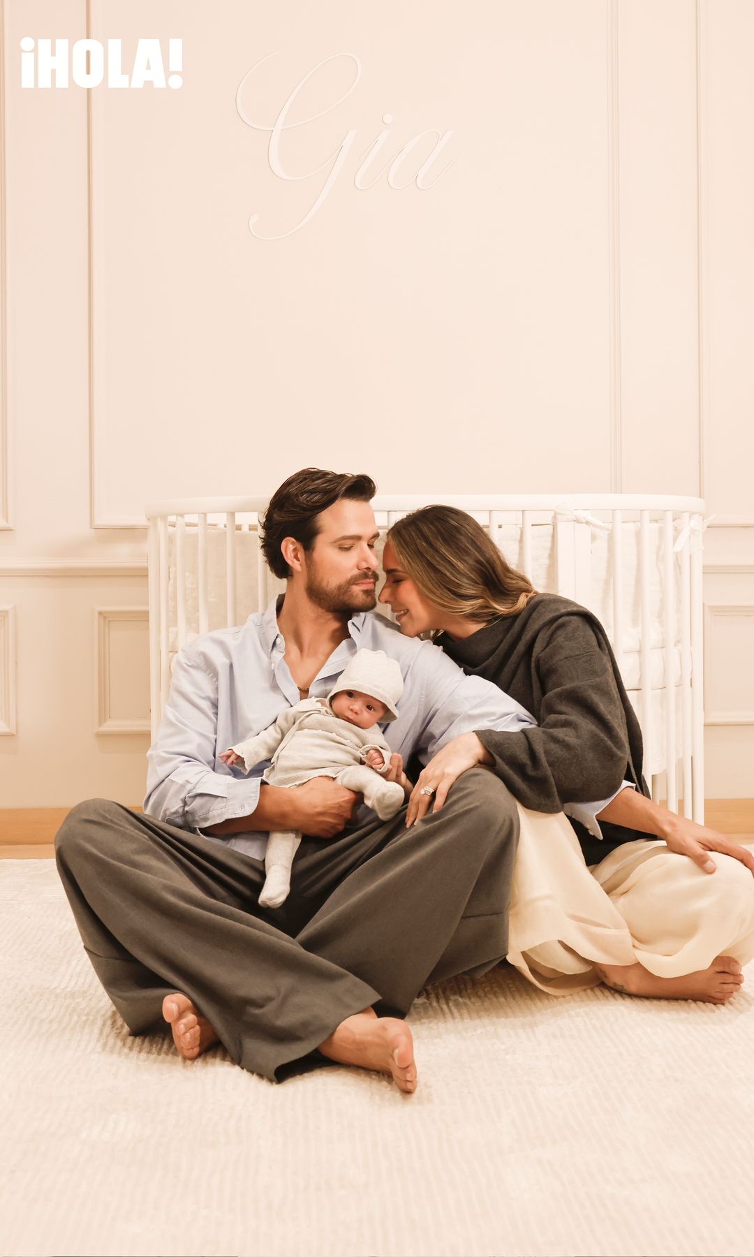 Demostrando su complicidad en este nueva etapa, Brandon posa con camisa de H&M. A su derecha, Kristal luce un suéter de punto combinado con un pantalón de Adolfo Domínguez.