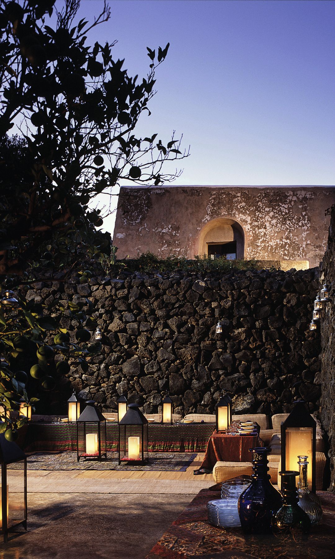 GIORGIO ARMANI NOS INVITA A SU PARAÍSO DE PANTELLERIA, LA ISLA VOLCÁNICA E INDÓMITA QUE LE ENAMORÓ HACE 40 AÑOS