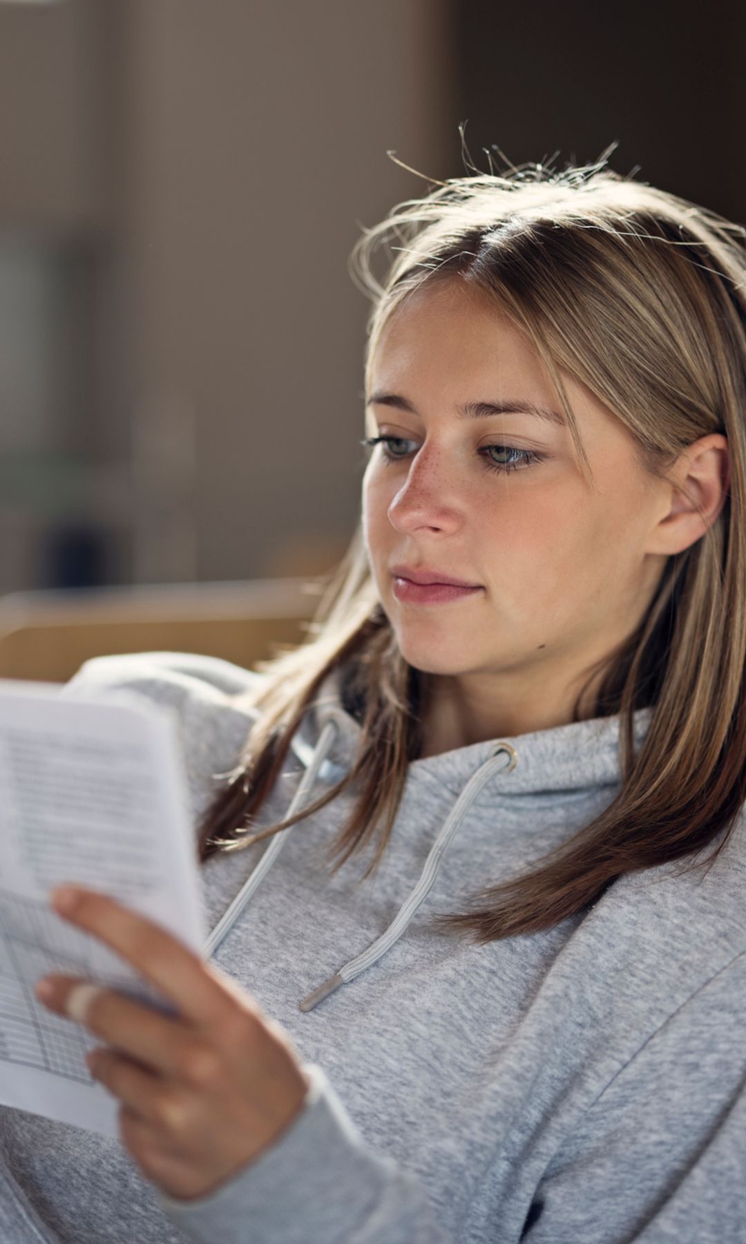chica con una revista de crucigramas