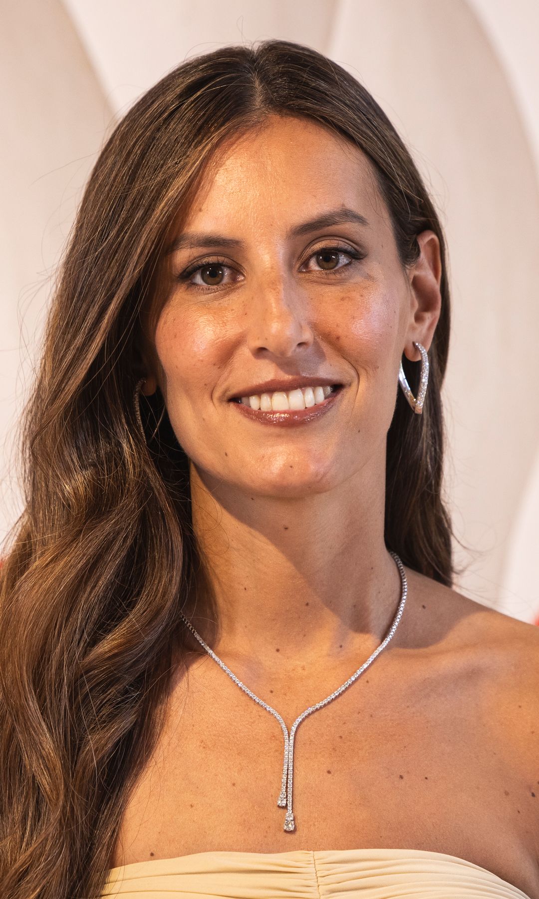 Ana Boyer impacta en Barcelona con un espectacular vestido que esculpe su figura y joyas de diamantes