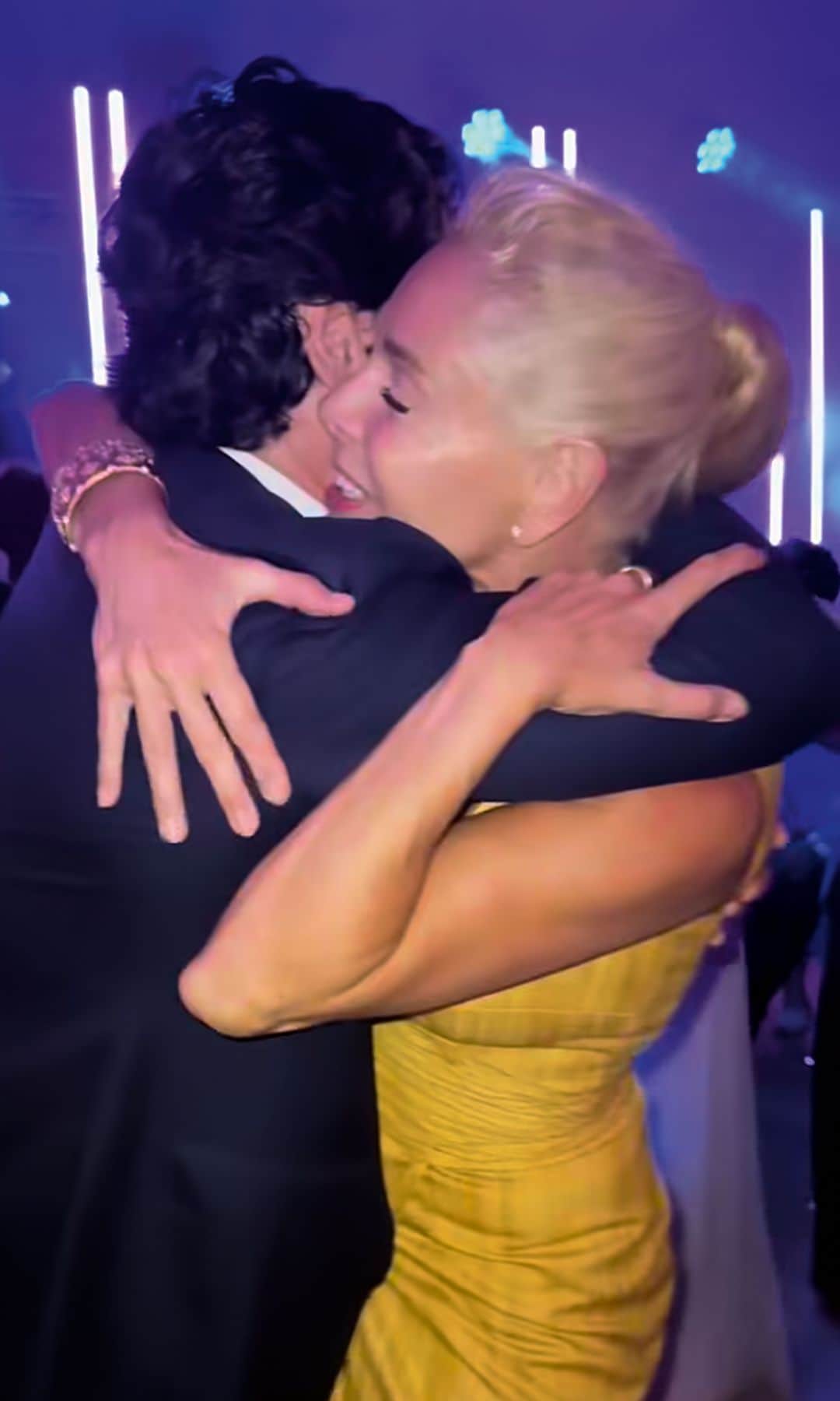 Belén Rueda, en uno de los días más felices de su vida, se funde en un cariñoso abrazo con quien fuera su cuñado, Álvaro Écija, en una noche en la que los novios tuvieron especial interés en agasajar a sus invitados con muchas sorpresas