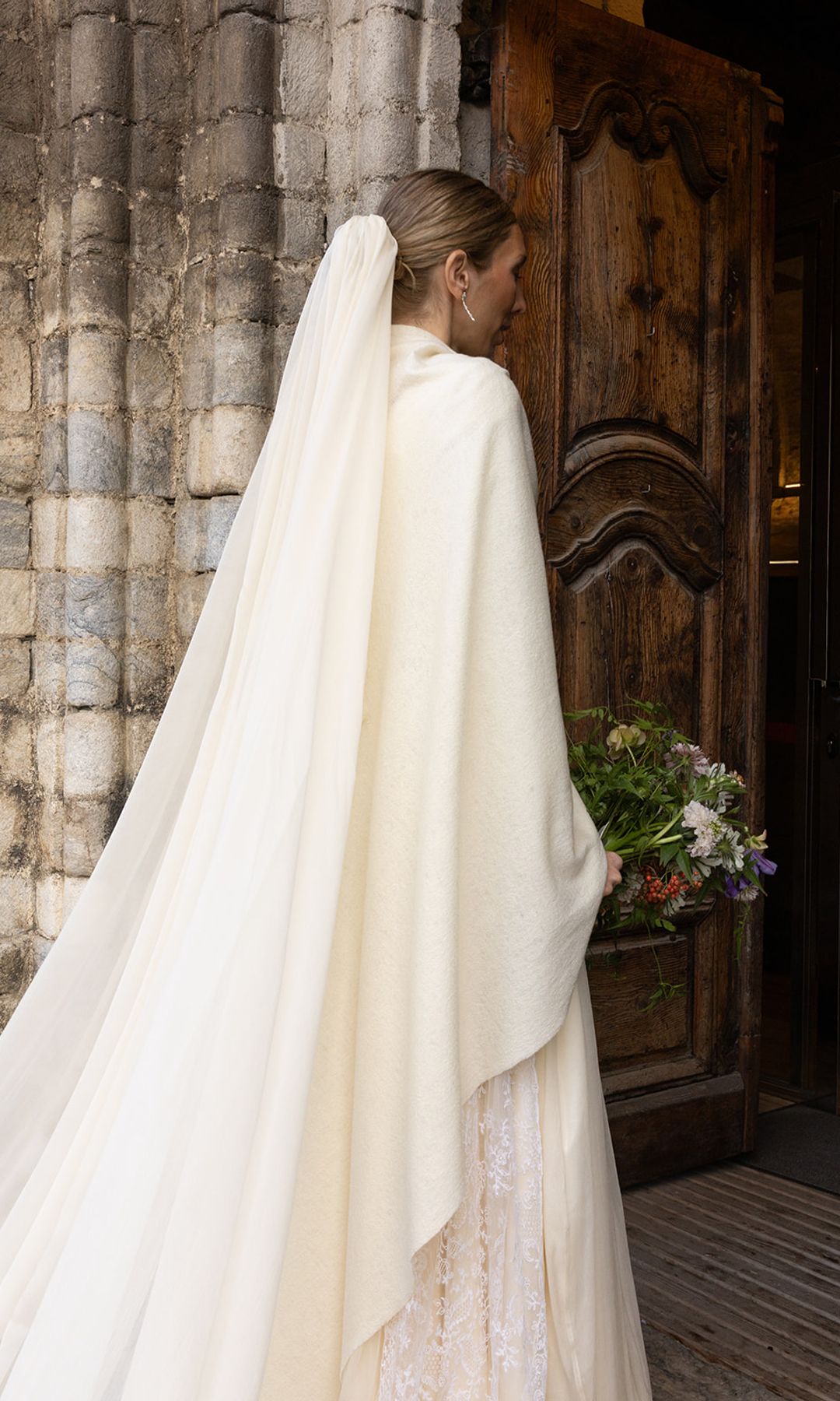 Laura con un vestido con lino rústico y capa de cashmere de Inés Martín Alcalde en su boda con Antonio en el Artíes.