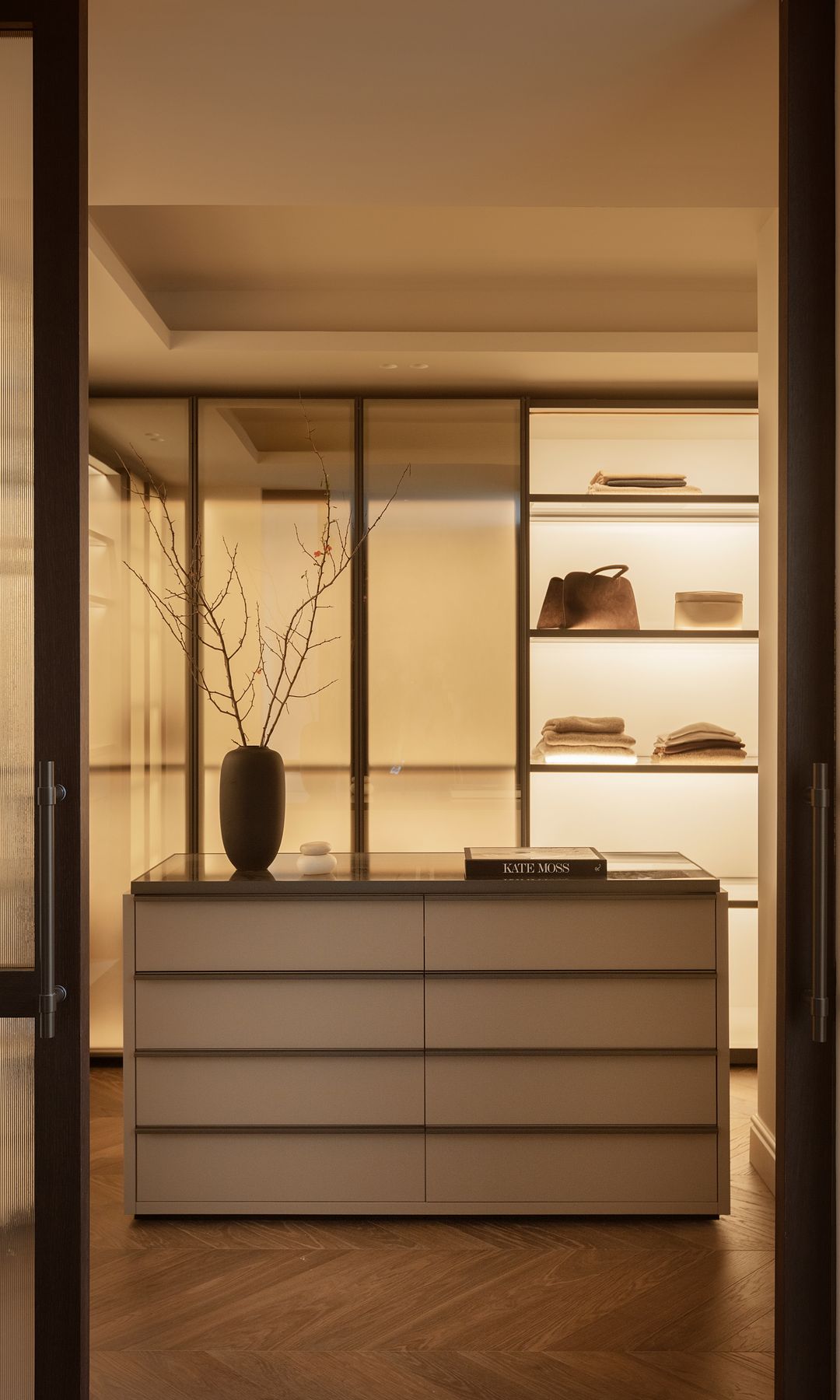 Diseño de vestidor con iluminación del estudio The Room Studio